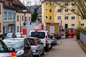 In der Ganztags-Grundschule Weyersberg in Saarbrücken hat eine unbekannte Substanz einen Großeinsatz der Feuerwehr ausgelöst. Drei Schüler und eine Lehrkraft mussten vorsorglich von dem Rettungsdienst behandelt werden. Foto: Marco Horst Giehmann\SaarpfalzNews