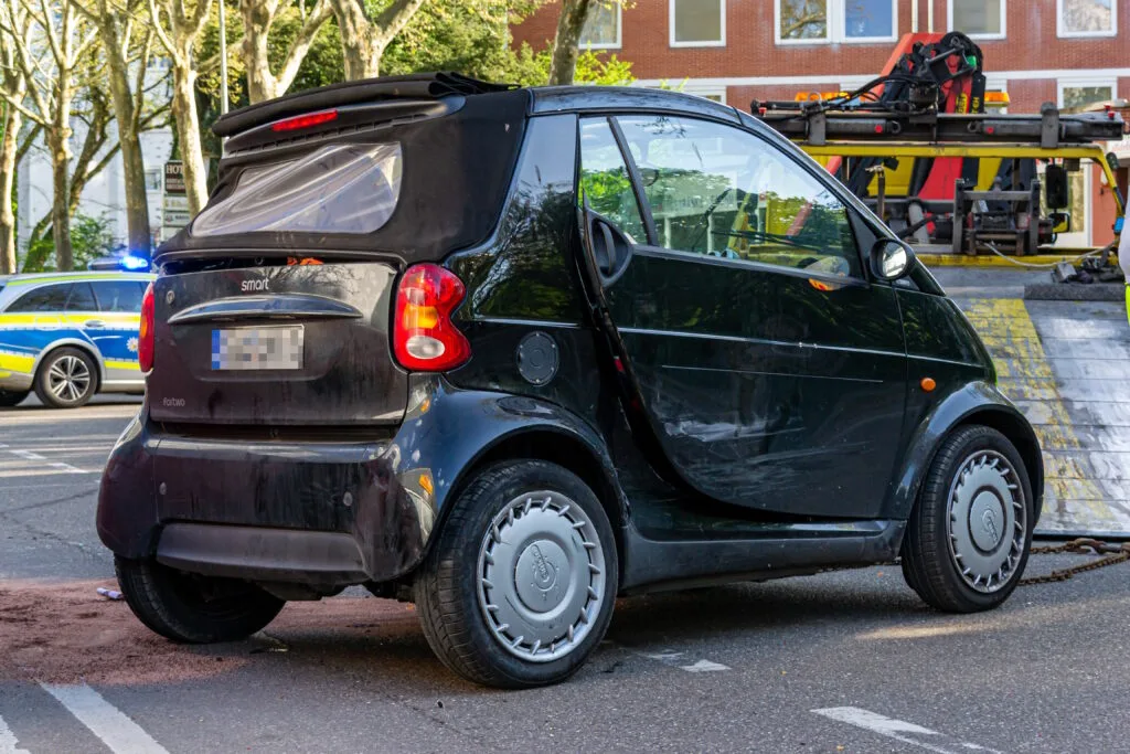 Ausparkversuch geht schief: Smart überschlägt vor Netto-Markt in St. Johann