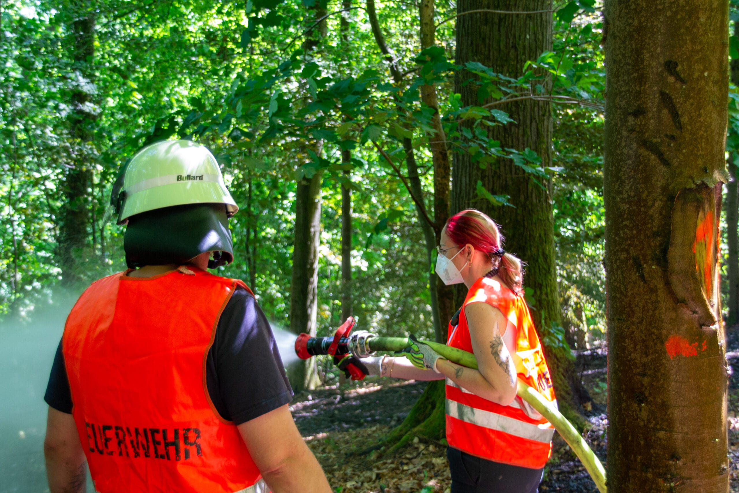 Einsatzkräfte der Berufs- und Freiwilligen Feuerwehr Saarbrücken waren im Einsatz, um den Brand zu bekämpfen. Foto: Marco Giehmann