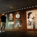 Fotograf und Co-Kurator Ondro Ovesny in der Ausstellung Stories of HipHop im Schmuckmuseum Pforzheim. Seine Arbeiten zeigen Stars der HipHop-Szene aus zwei Jahrzehnten. (Foto: Deniz Gündogan)