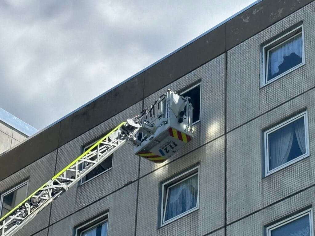 Am Freitagmittag kam es zu einem Brandeinsatz in einem Saarbrücker Mehrfamilienhaus. Foto: Marco Giehmann