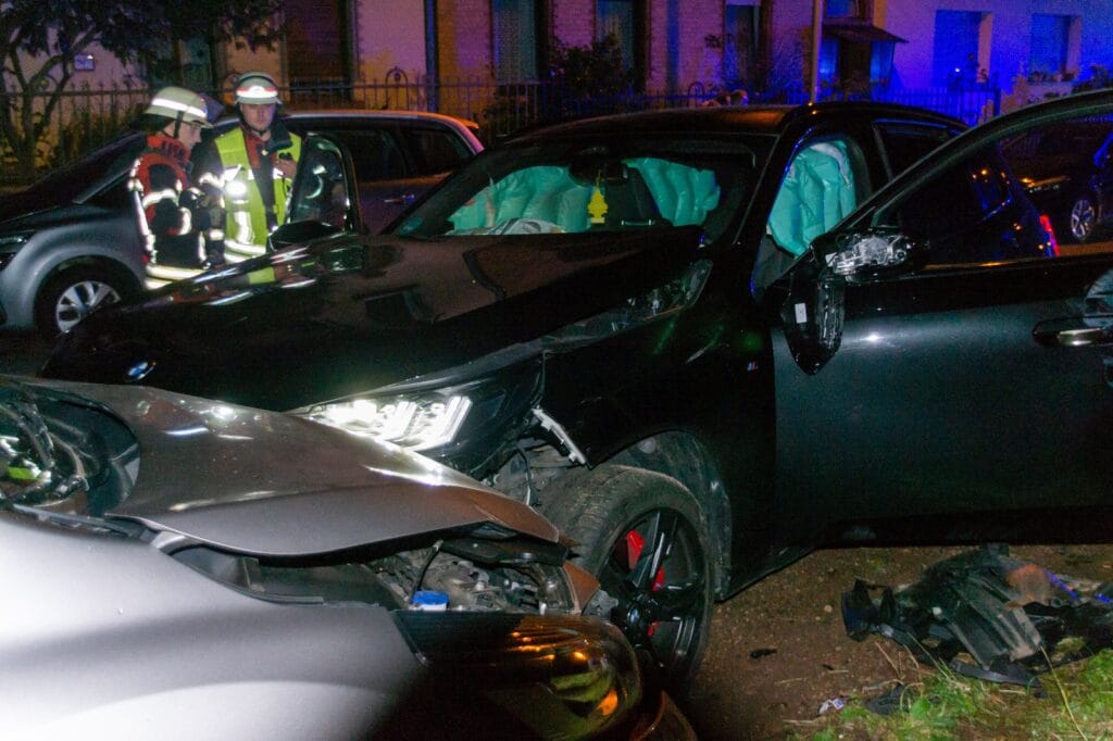 Nach einem nächtlichen Unfall mit zwei Festnahmen sichert die Feuerwehr die Unfallstelle in Saarbrücken-Burbach. (Foto: Marco Giehmann)